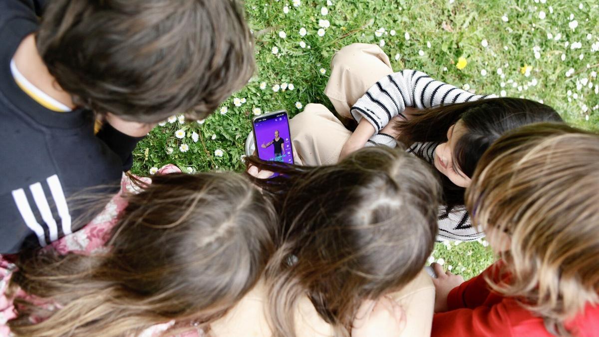 Menores de edad mirando un teléfono móvil en la capital alavesa