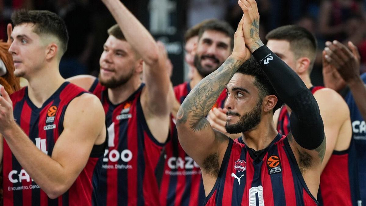 Los jugadores del Baskonia celebran la victoria ante el Estrella Roja al término del partido disputado en el Buesa Arena