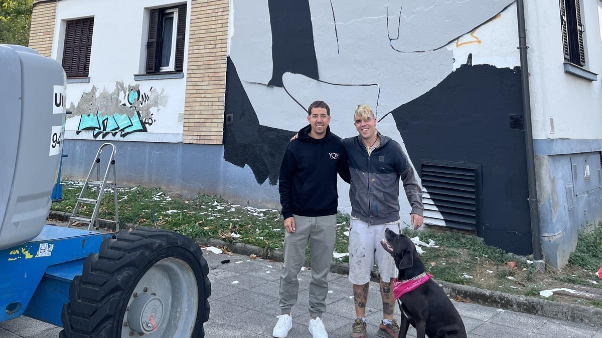 'Yonglass' y 'Mutiko Kristal', durante la creación del mural que rinde homenaje al alpinista aretxabaletarra Félix Iñurrategi