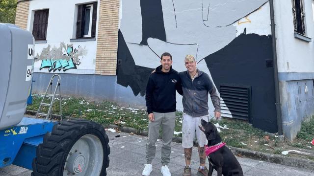 'Yonglass' y 'Mutiko Kristal', durante la creación del mural que rinde homenaje al alpinista aretxabaletarra Félix Iñurrategi