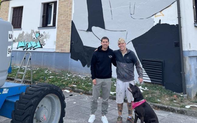'Yonglass' y 'Mutiko Kristal', durante la creación del mural que rinde homenaje al alpinista aretxabaletarra Félix Iñurrategi