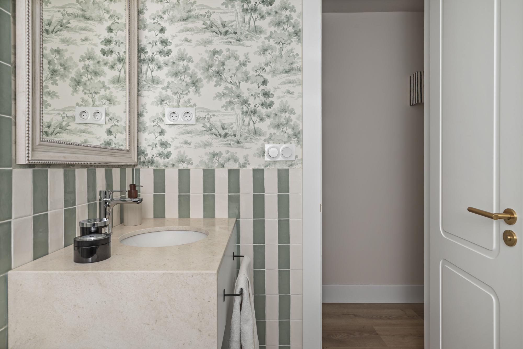 Papel pintado en el baño.