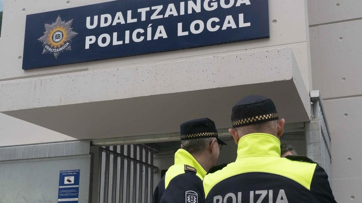 Agentes de la Policía Local en Gasteiz. Foto: Alex Larretxi