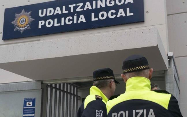 Agentes de la Policía Local en Gasteiz. / Alex Larretxi Agentes de la Policía Local en Gasteiz.