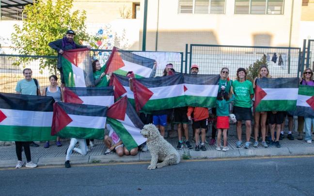 Profesores y alumnos con banderas de Palestina en las inmediaciones de un centro educativo