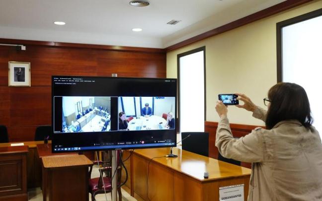 Carles Puigdemont testifica, por videoconferencia, ante un tribunal español por primera vez desde que abandonó Cataluña en 2017. Carles Puigdemont testifica, por videoconferencia, ante un tribunal español por primera vez desde que abandonó Cataluña en 2017.