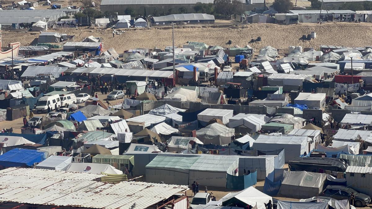 Decenas de miles de civiles gazatíes se hacinan en Rafah.