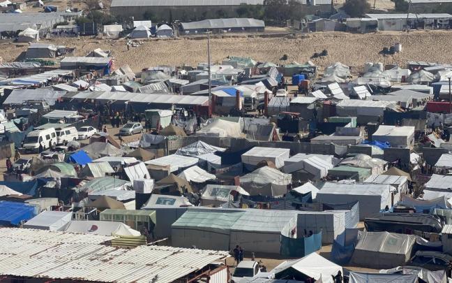 Decenas de miles de civiles gazatíes se hacinan en Rafah.