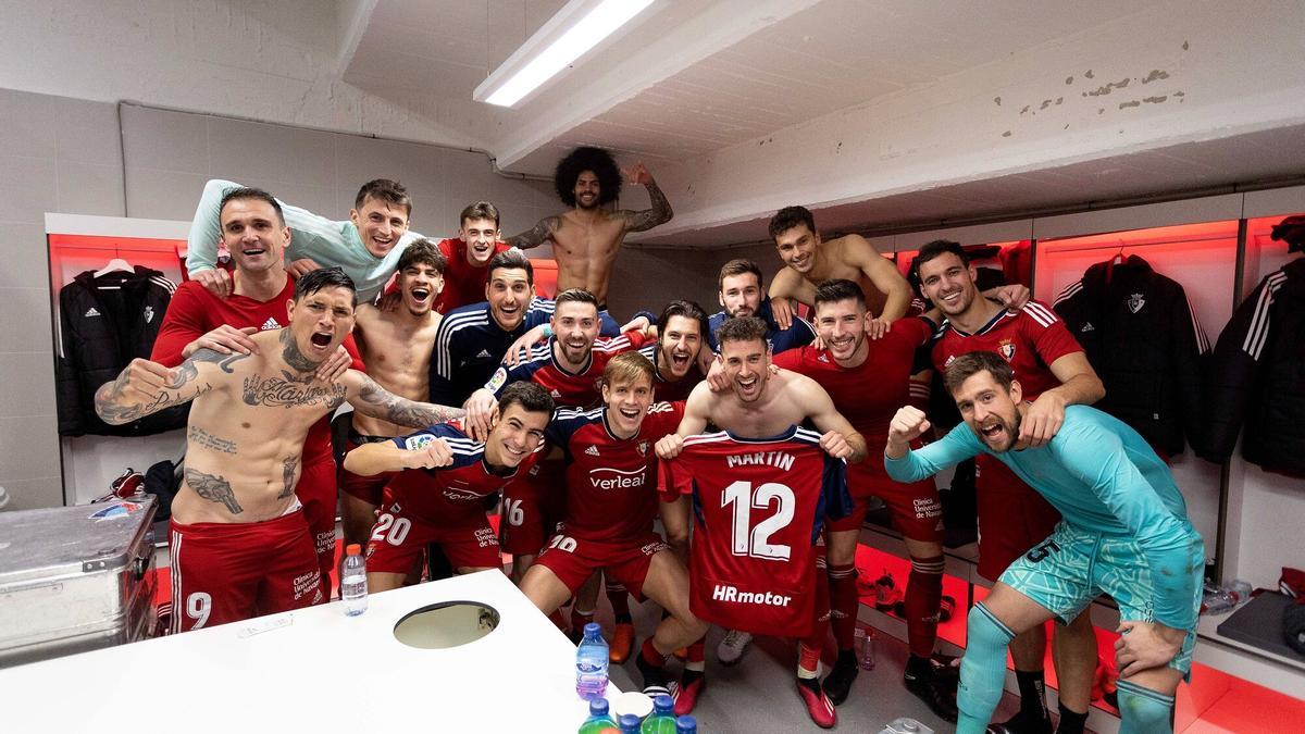 La plantilla de Osasuna celebra el triunfo ante el Sevilla en el Sánchez Pizjuán.