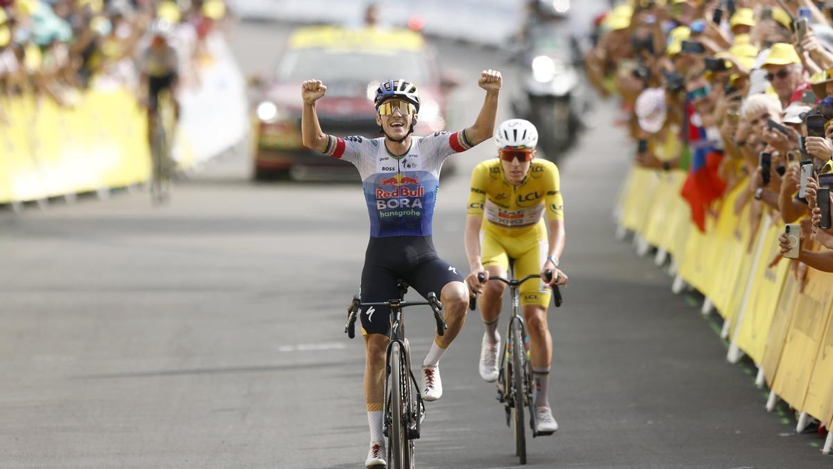 Evenepoel festeja la victoria por delante de Pogacar.