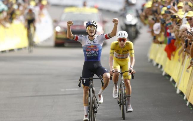 Evenepoel festeja la victoria por delante de Pogacar.