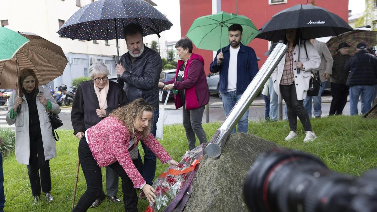 La viuda y el hijo de José Luis López de Lacalle, Mari Paz Artolazabal (2i) y Alain López de Lacalle (3i), junto a la alcaldesa de Andoain, Maider Lainez (agachada), y la consejera vasca de Justicia, María Jesús San José (i),