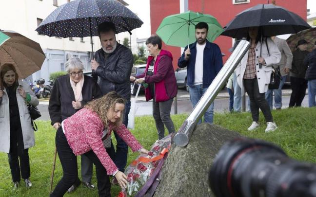La viuda y el hijo de José Luis López de Lacalle, Mari Paz Artolazabal (2i) y Alain López de Lacalle (3i), junto a la alcaldesa de Andoain, Maider Lainez (agachada), y la consejera vasca de Justicia, María Jesús San José (i), / EFE La viuda y el hijo de José Luis López de Lacalle, Mari Paz Artolazabal (2i) y Alain López de Lacalle (3i), junto a la alcaldesa de Andoain, Maider Lainez (agachada), y la consejera vasca de Justicia, María Jesús San José (i),
