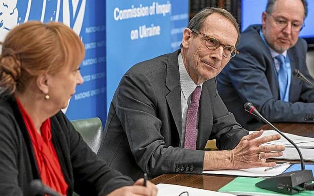 Los miembros de la comisión, Jasminka Dzumhur, Erik Mose y Pablo de Greiff , en rueda de prensa. Foto: E.P.