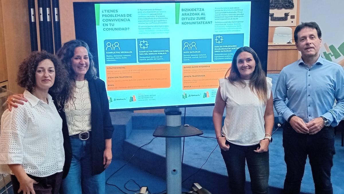 La concejala de Participación y el alcalde, en los extremos, con el equipo de mediadoras vecinales