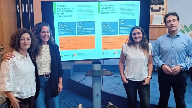 La concejala de Participación y el alcalde, en los extremos, con el equipo de mediadoras vecinales