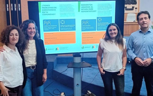 La concejala de Participación y el alcalde, en los extremos, con el equipo de mediadoras vecinales