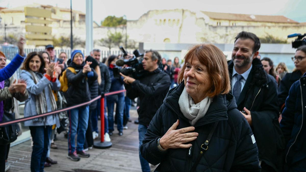 Gisèle Pelicot es ovacionada a diario a su llegada a los juzgados.