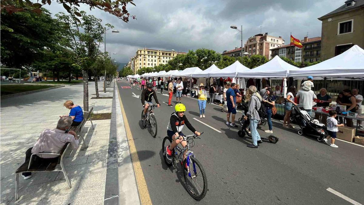 Imagen del paseo Colón de Irun cortado un domingo por la celebración del Igandero.