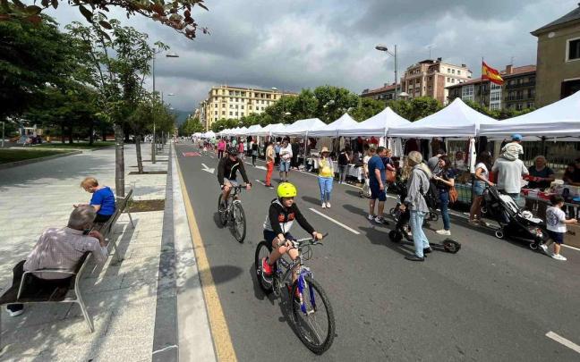 Imagen del paseo Colón de Irun cortado un domingo por la celebración del Igandero.