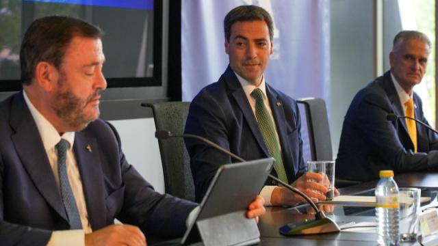 Juan Antonio Sánchez Corchero, presidente de SEA, junto al lehendakari, Imanol Pradales.