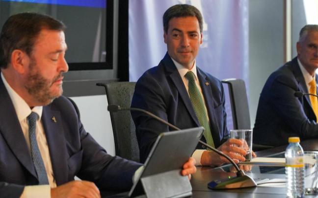 Juan Antonio Sánchez Corchero, presidente de SEA, junto al lehendakari, Imanol Pradales.