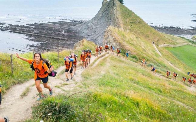 Los participantes de una edición anterior, a su paso por la costa guipuzcoana.