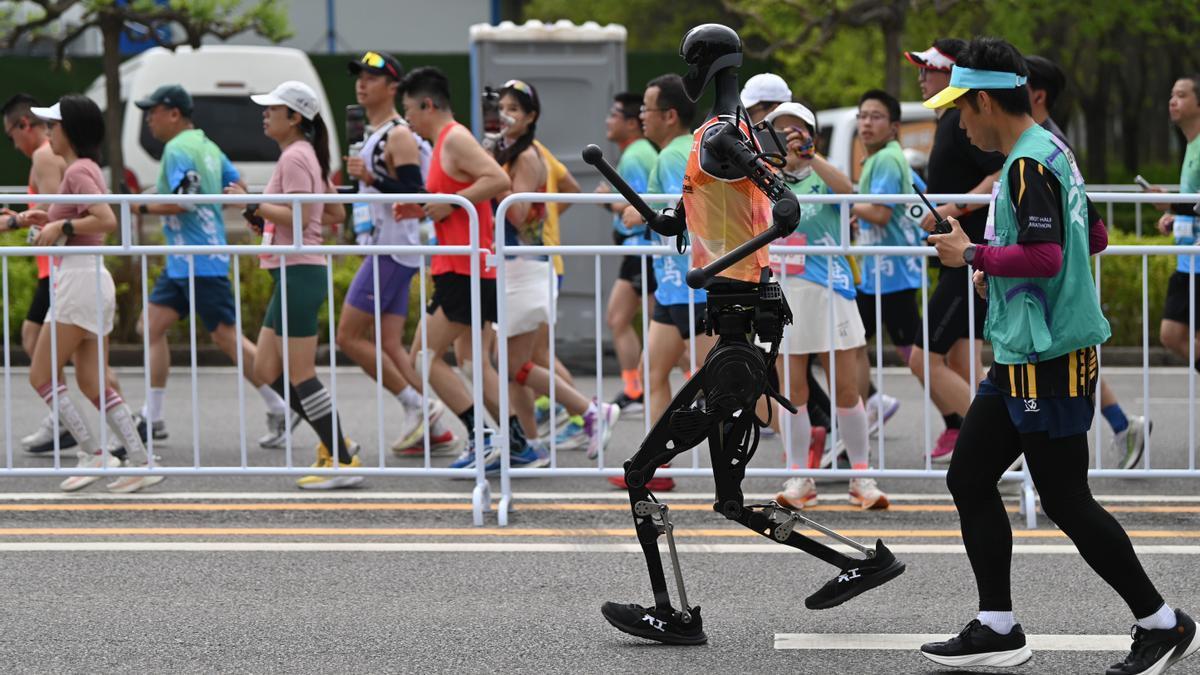 Robots compitiendo en una prueba