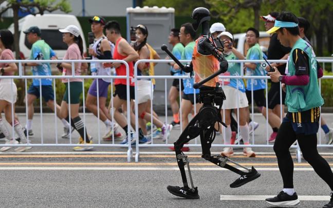 Robots compitiendo en una prueba