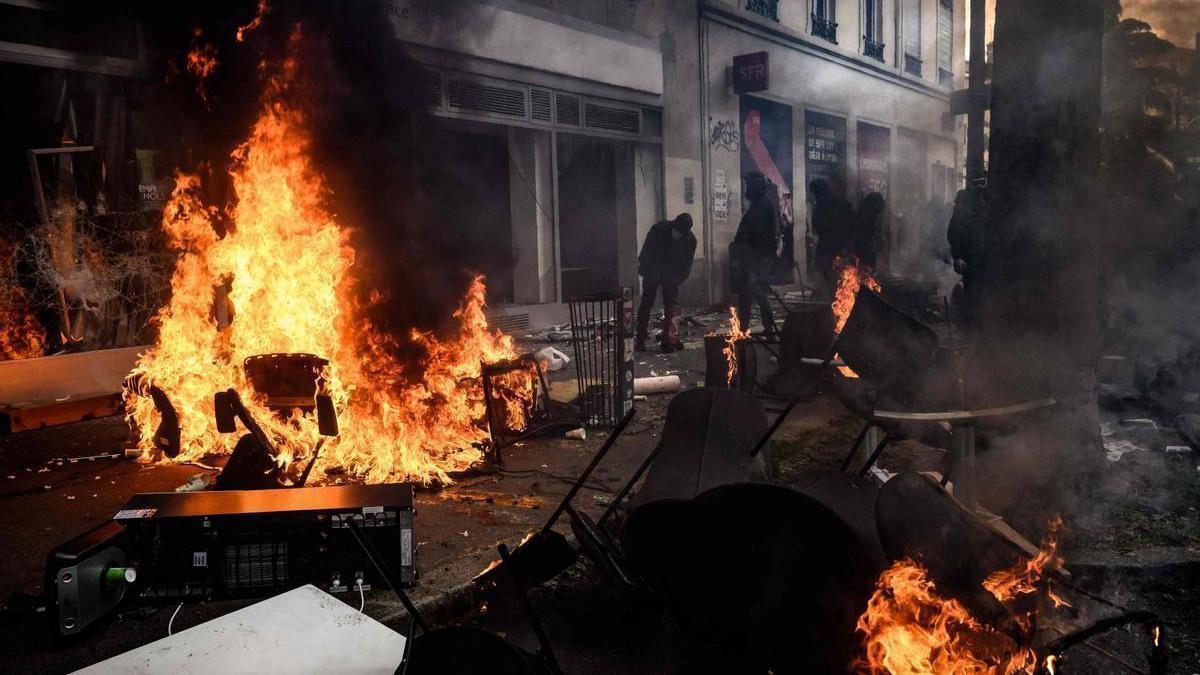Mobiliario quemado durante las protestas por el 1 de mayo en Lyon.