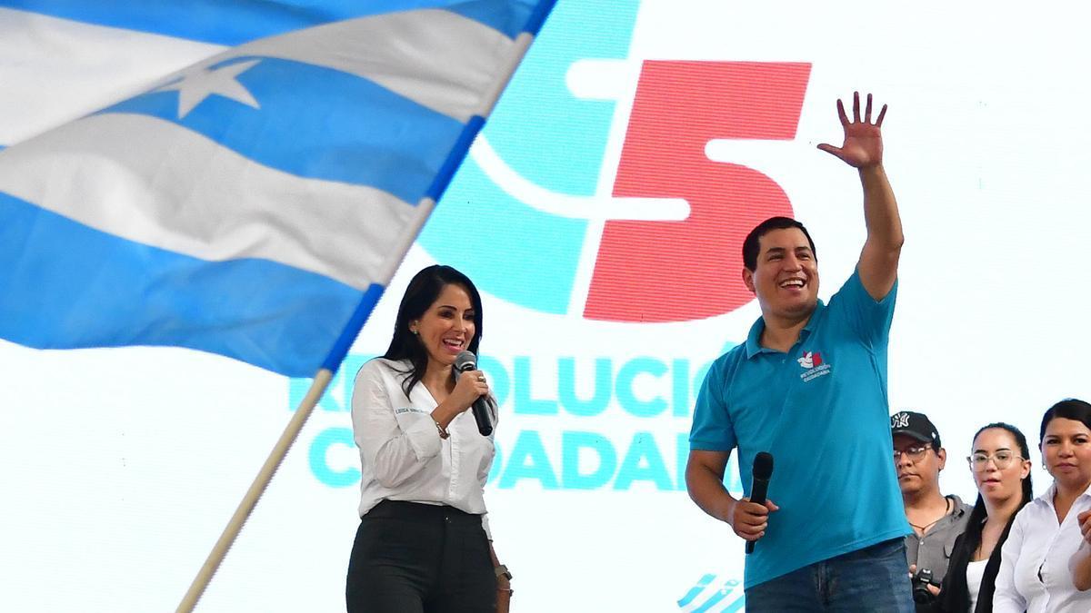 Los candidatos a la Presidencia y a la Vicepresidencia de Ecuador por el movimiento Revolución Ciudadana, Luisa González y Andrés Arauz.