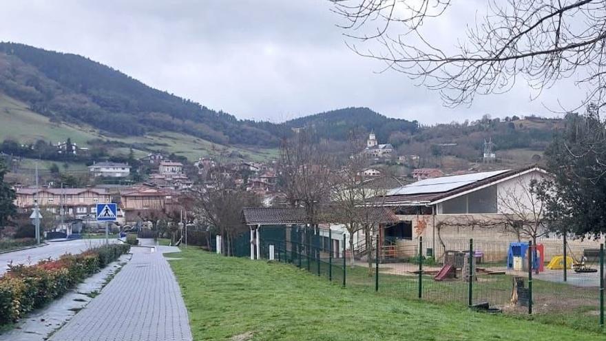 Artziniega desde su escuela pública con placas solares en su tejado