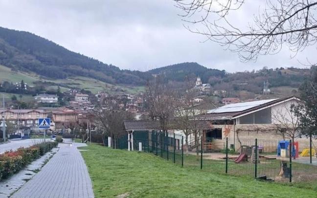 Artziniega desde su escuela pública con placas solares en su tejado