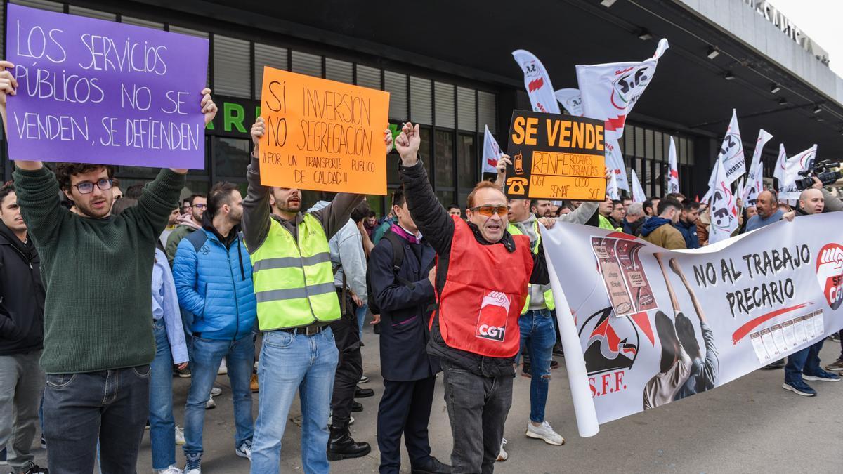 Varios trabajadores de Renfe y Adif con carteles durante una concentración por la huelga estatal