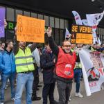 Varios trabajadores de Renfe y Adif con carteles durante una concentración por la huelga estatal