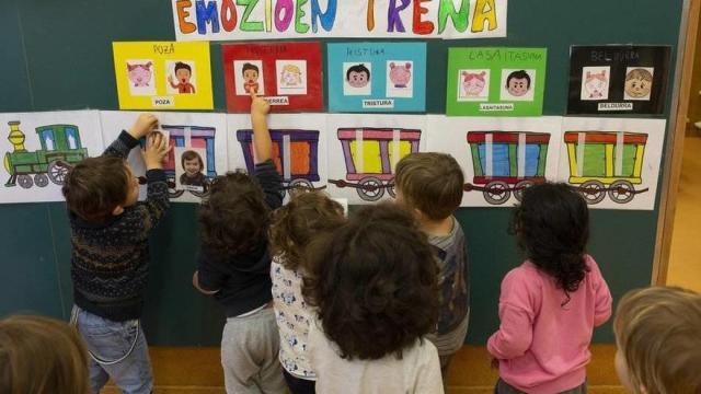 A la mesa han acudido como "invitados protagonistas" varios equipos directivos de centros .