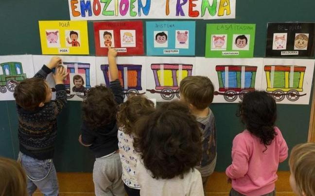 A la mesa han acudido como "invitados protagonistas" varios equipos directivos de centros .