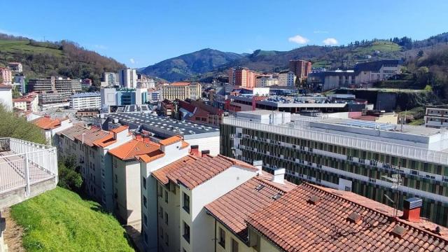 Vista general de la villa armera, que ha iniciado un proceso que puede terminar en la declaracion de zona de vivienda tensionada de parte de su casco urbano.