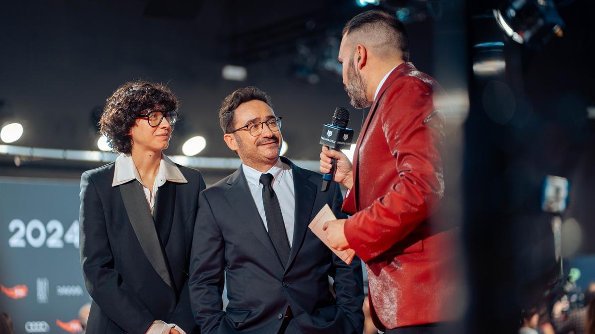 El director Juan Antonio Bayona, entrevistado a su llegada a la alfombra roja de los Feroz.