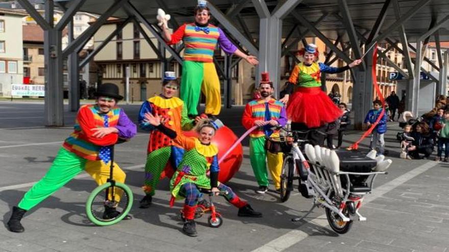 Malabaristas, equilibristas, acróbatas y otros artistas dan colorido al espectáculo de Zirkun Zirko, que ya ha visitado Arrasate en otras ocasiones.