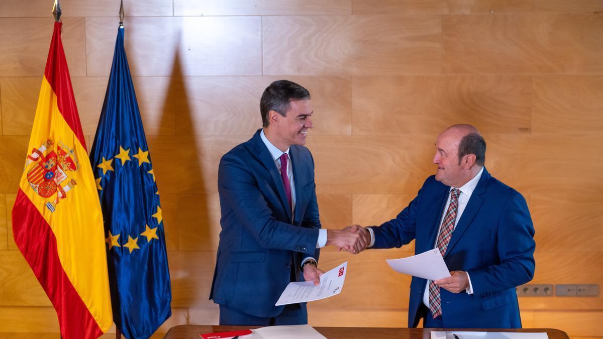El presidente del EBB del PNV, Andoni Ortuzar. y el presidente español, Pedro Sánchez, firman el pacto de investidura.