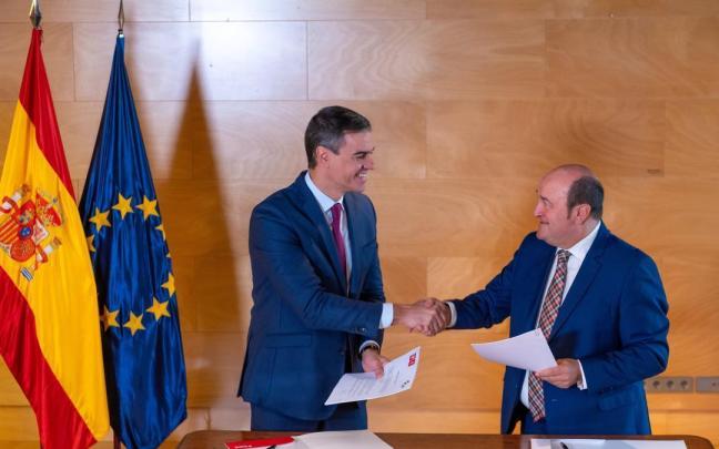 El presidente del EBB del PNV, Andoni Ortuzar. y el presidente español, Pedro Sánchez, firman el pacto de investidura. El presidente del EBB del PNV, Andoni Ortuzar. y el presidente español, Pedro Sánchez, firman el pacto de investidura.