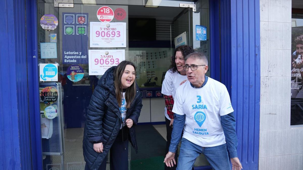 Juantxu Martínez celebrando el tercer Premio de la Lotería de Navidad caído en su administración de Igorre