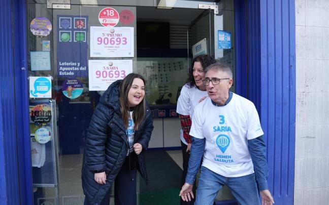 Juantxu Martínez celebrando el tercer Premio de la Lotería de Navidad caído en su administración de Igorre