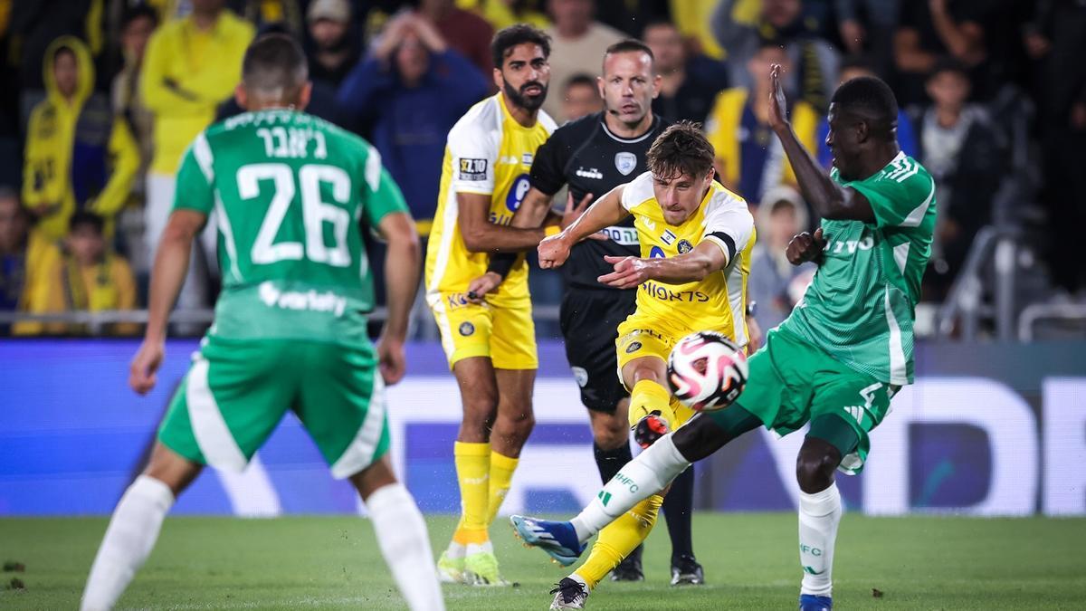 Kanichowsky dispara ante un defensa del Maccabi Haifa y marca el 1-0. / MACCABI TEL AVIV