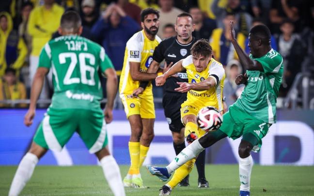 Kanichowsky dispara ante un defensa del Maccabi Haifa y marca el 1-0. / MACCABI TEL AVIV