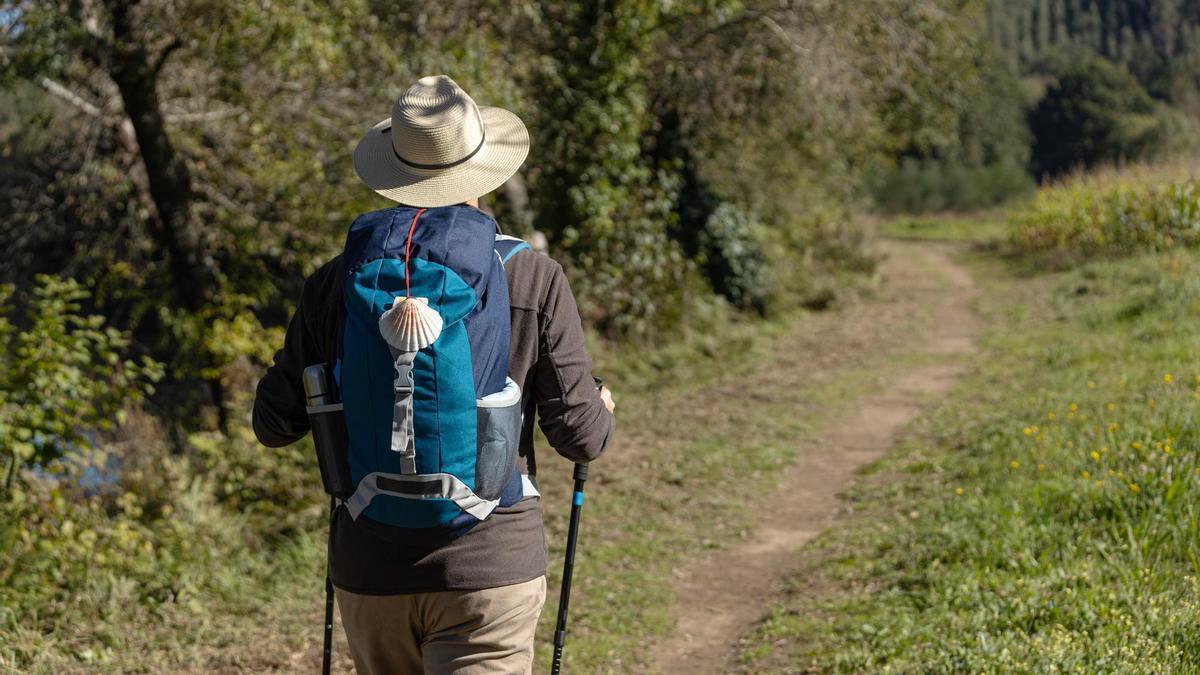 Una persona realiza el Camino de Santiago.