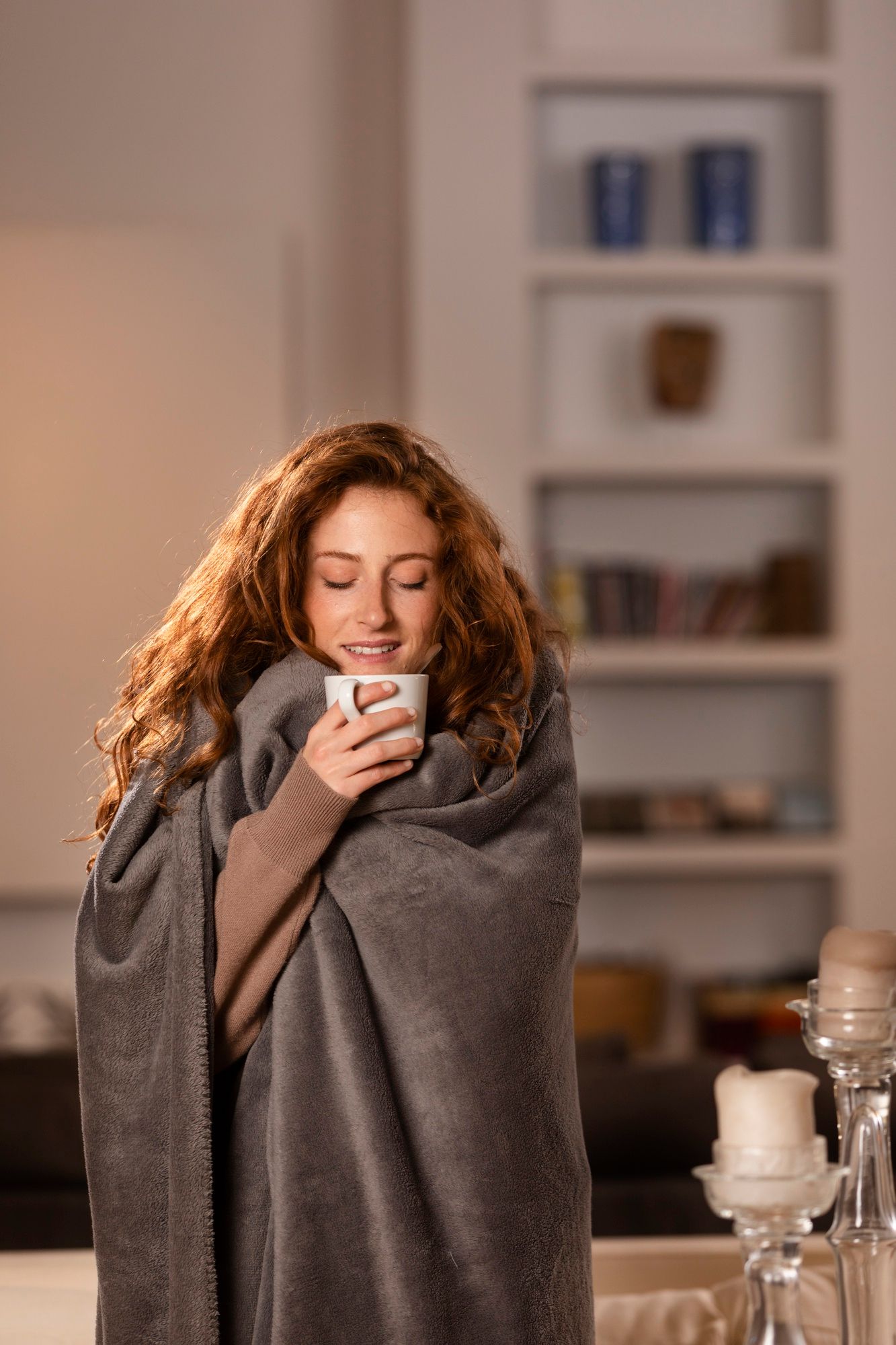Una mujer intenta despejarse tomando un café caliente.