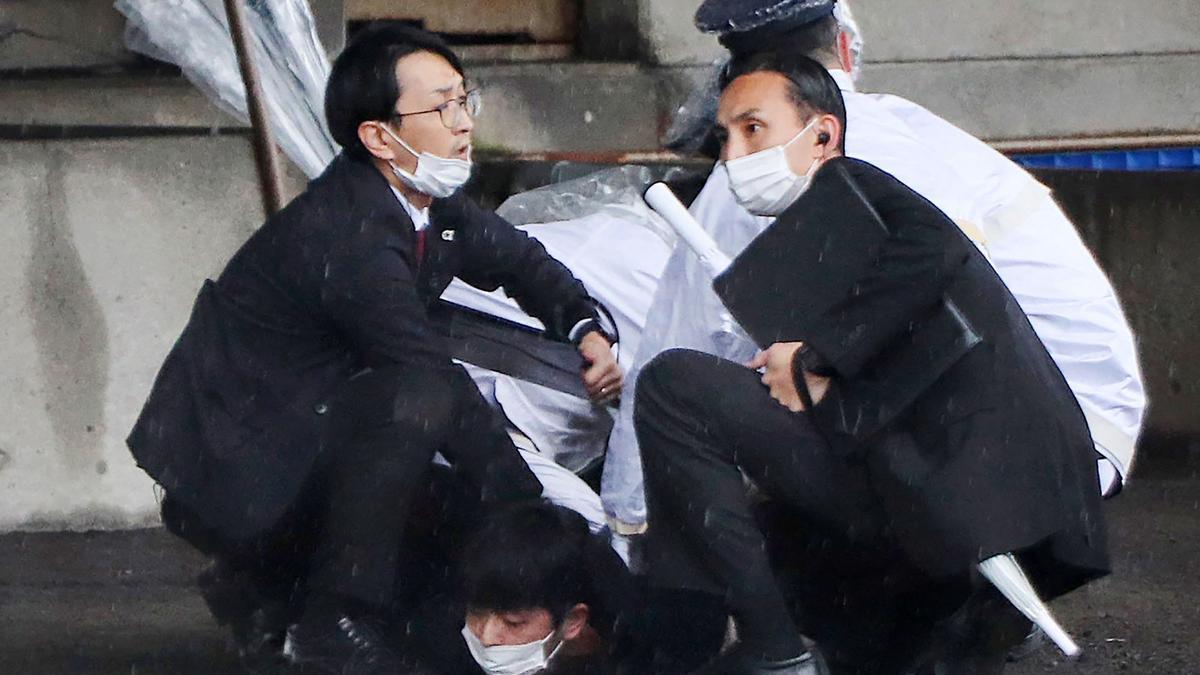 Detención del sospechoso de lanzar una bomba de humo en un acto electoral del primer ministro japonés.