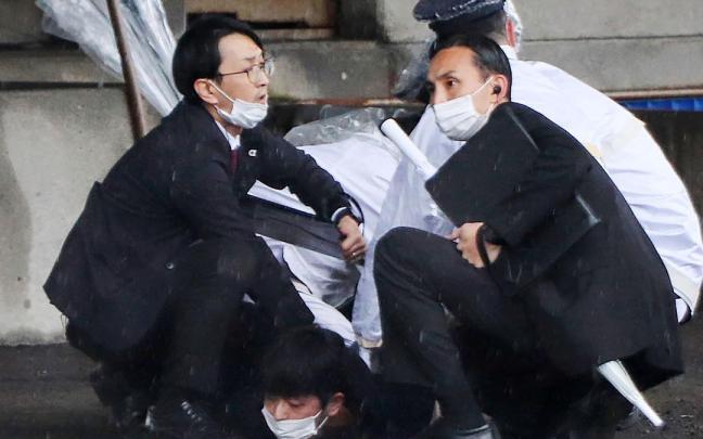Detención del sospechoso de lanzar una bomba de humo en un acto electoral del primer ministro japonés.